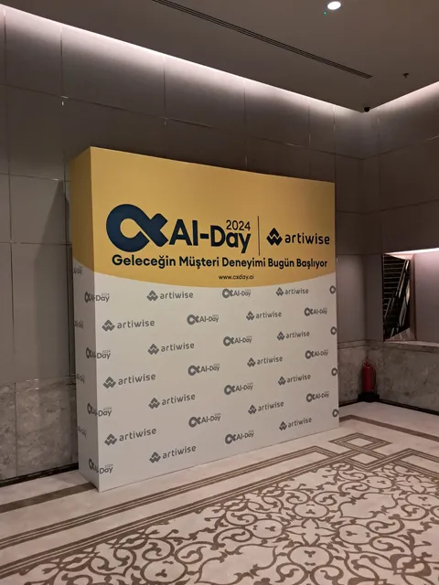 CX AI-Day 2024 etkinlik duvarı — Artiwise CX AI-Day etkinliği için hazırlanan logolu karşılama ve fotoğraf fonu.