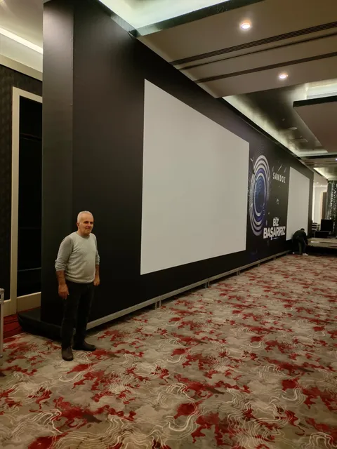 Sandoz sahne arkası uygulaması — Projeksiyon alanlarıyla birlikte hazırlanan geniş sahne arkasının kurulum görünümü.
