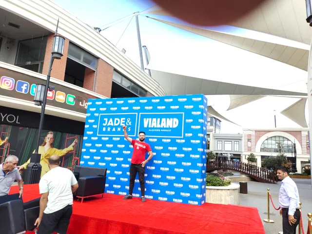 Vialand açık alan etkinlik fonu — Jade & Brands ve Vialand logolarıyla hazırlanan açık alan sahne fonu.