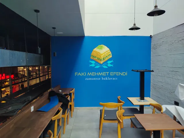 Fakı Mehmet Efendi duvar baskısı — Restoran iç mekânındaki mavi zeminli logo ve duvar baskısı uygulaması.