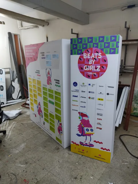 Beats By Girlz festival panoları — Festival programı ve sponsorları için hazırlanan baskılı panoların atölye görünümü.