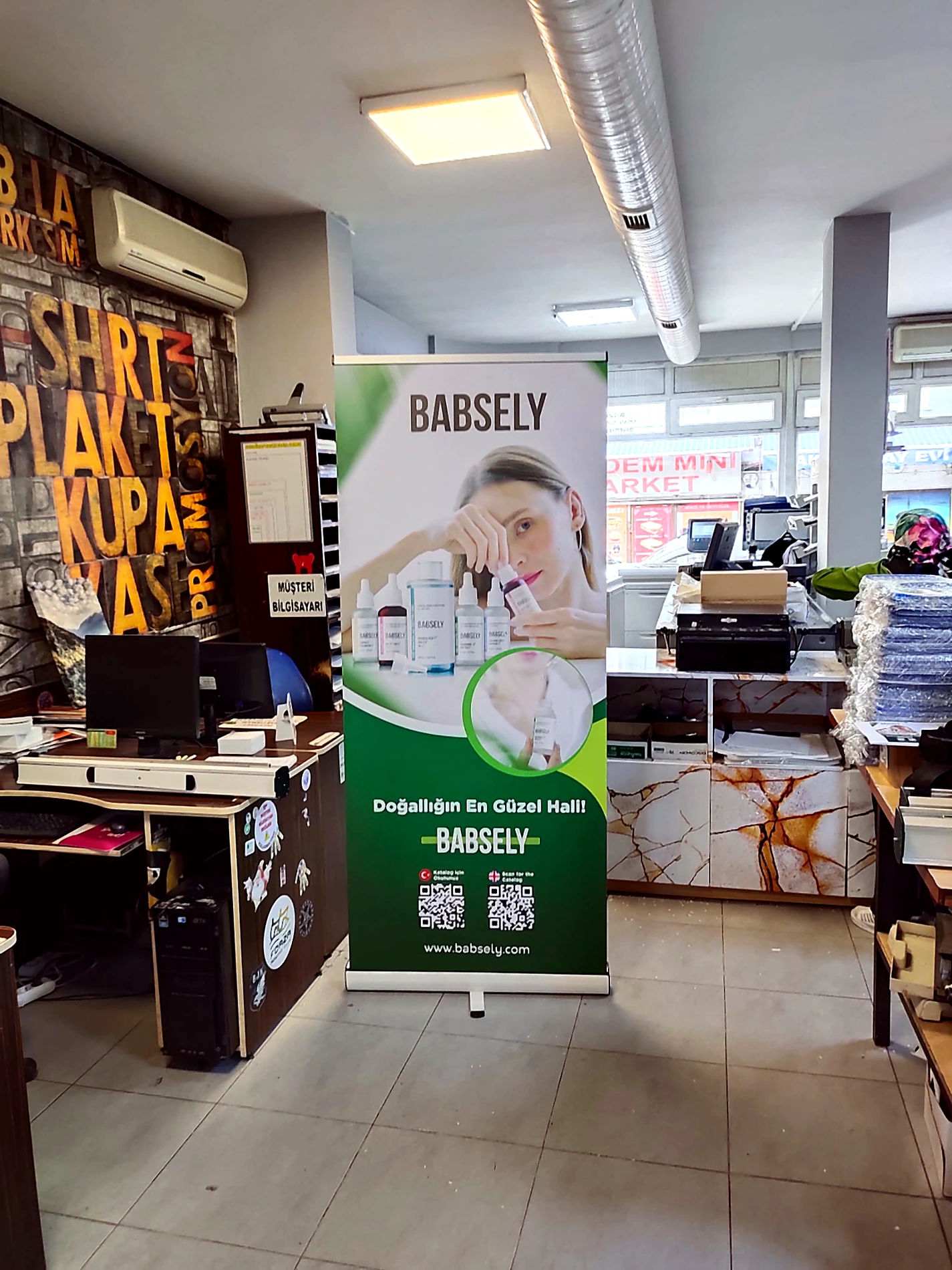 Kozmetik ürünlerini ve marka mesajını bir araya getiren baskılı roll-up uygulaması.
