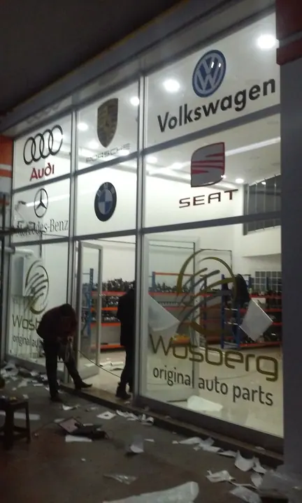 Wosberg vitrin grafikleri — Otomotiv markaları ve ürün mesajlarıyla hazırlanan cam yüzey uygulaması.