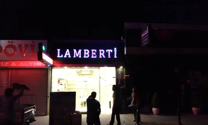 Lamberti ışıklı tabela — Mağaza girişindeki ışıklı harflerin gece görünümü.