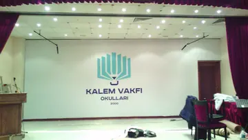 Kalem Vakfı Okulları sahne logosu — Sahne arkasındaki kurum logosu ve yazı uygulaması.