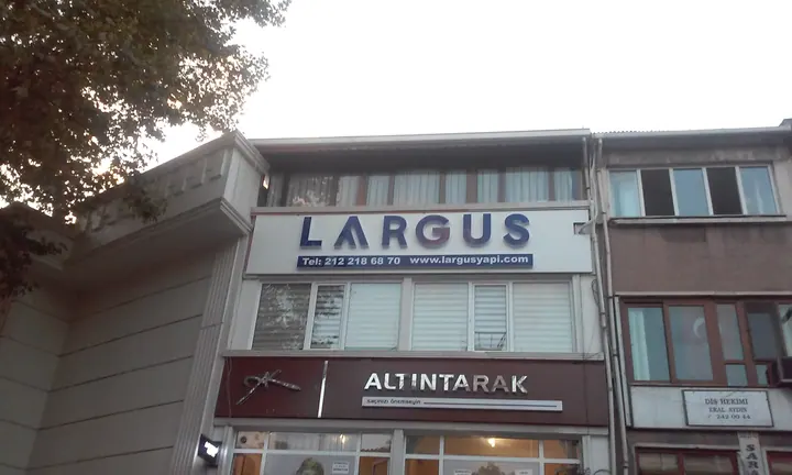 Largus cephe tabelası — Binanın üst bölümündeki Largus marka tabelası.