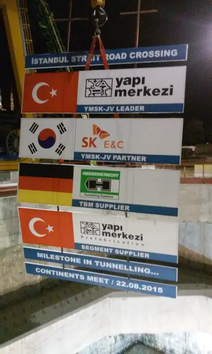 Proje tanıtım panosu — montaj — İstanbul Boğazı Karayolu Geçişi için hazırlanan logolu panoların montaj görünümü.
