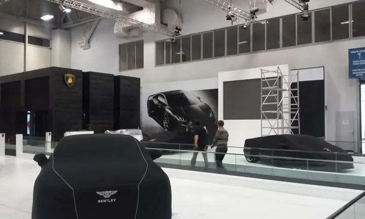 Lamborghini fuar duvar görseli — Araç tanıtım alanında kullanılan büyük boy duvar baskısı.