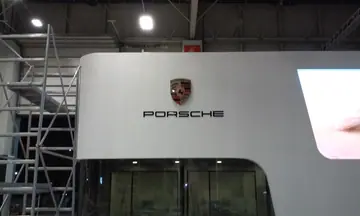 Porsche fuar logosu — kurulum — Fuar duvarındaki marka logosunun kurulum aşaması.
