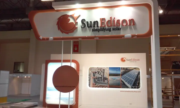 SunEdison fuar baskıları — Fuar alanındaki marka tabelası ve baskılı tanıtım panoları.