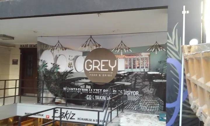 GREY Food & Drink duvar görseli — İşletme girişindeki geniş dekoratif marka baskısı.