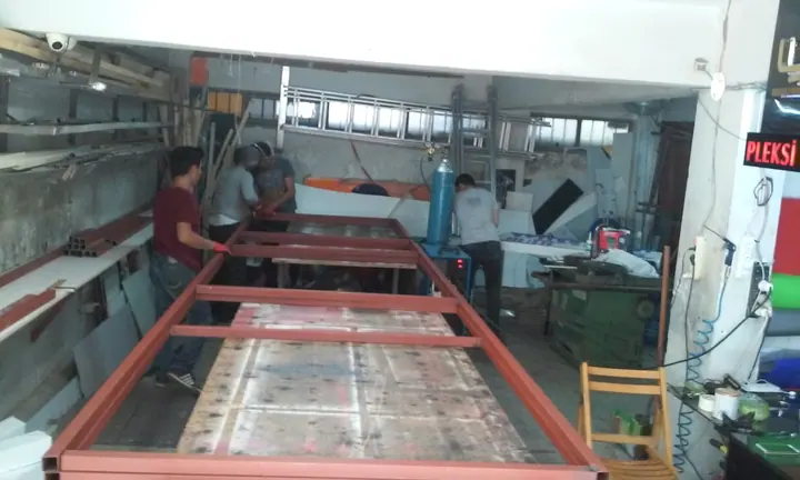 Atölyede taşıyıcı hazırlığı — Baskı uygulaması için metal taşıyıcıların atölye hazırlık aşaması.