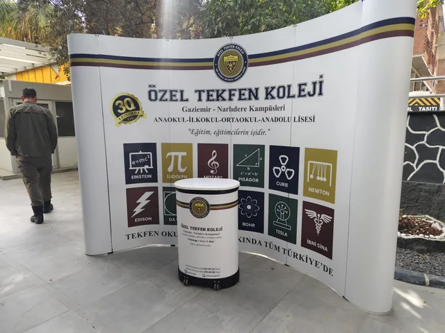 Tekfen Koleji oval örümcek standı — Baskılı oval örümcek stand ve banko olarak kullanılan taşıma çantası. Fotoğraf belirli bir ölçüyü veya paket içeriğini temsil etmez.